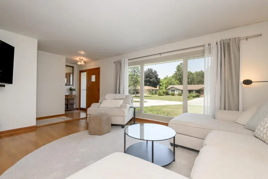8801 W Dosie AVENUE, Greenfield, WI 53228 - #2
