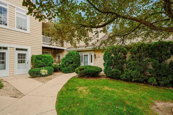 W398 N6054 Autumn Woods DRIVE, Oconomowoc, WI 53066