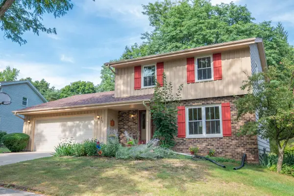 925 Canterbury LANE, Waukesha, WI 53188