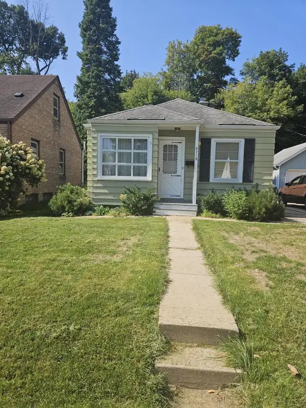 6719 Hillside LANE, Wauwatosa, WI 53213