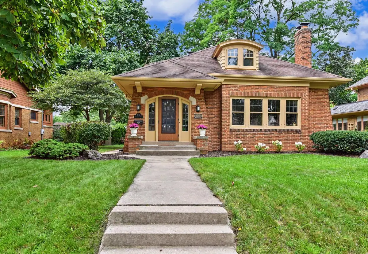 6131 Washington CIRCLE, Wauwatosa, WI 53213 - #1