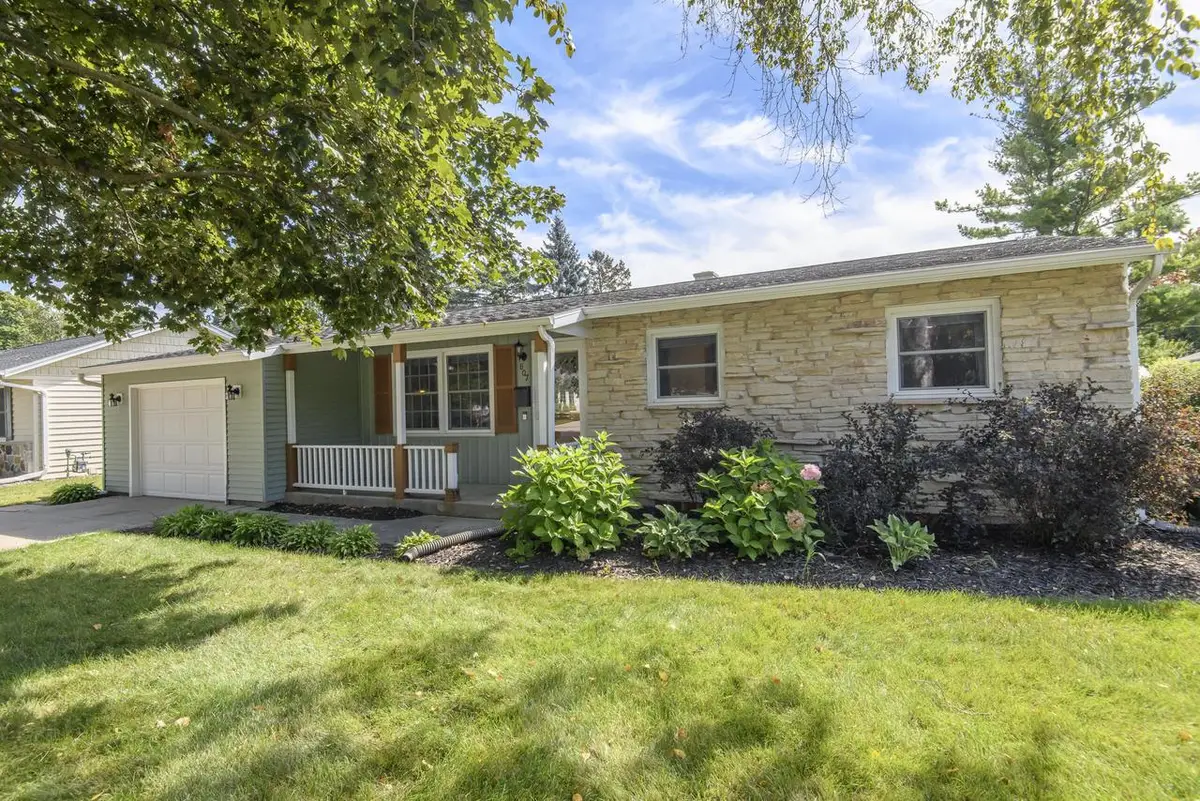 807 Meadowbrook DRIVE, West Bend, WI 53090 - #1