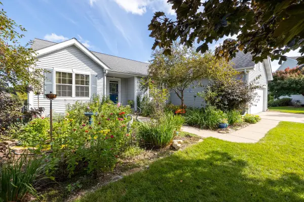 643 Riverwood LANE, West Bend, WI 53095