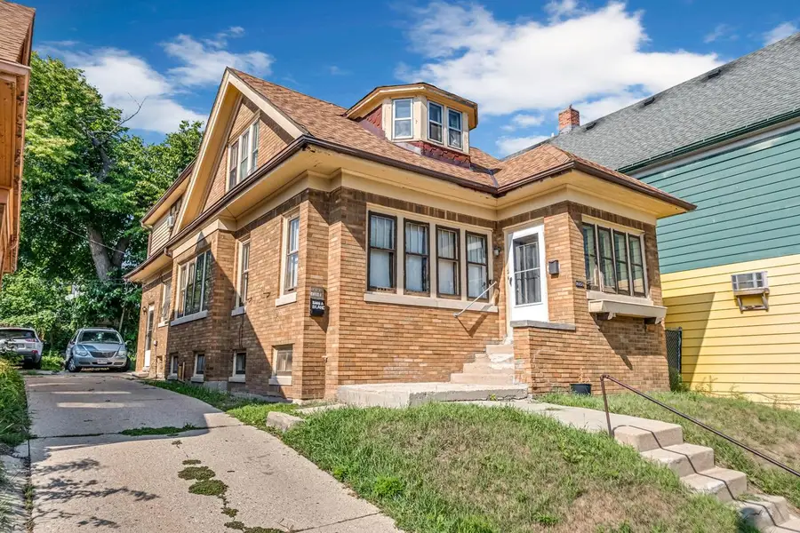 1306 W Keefe AVENUE, Milwaukee, WI 53206 - #2
