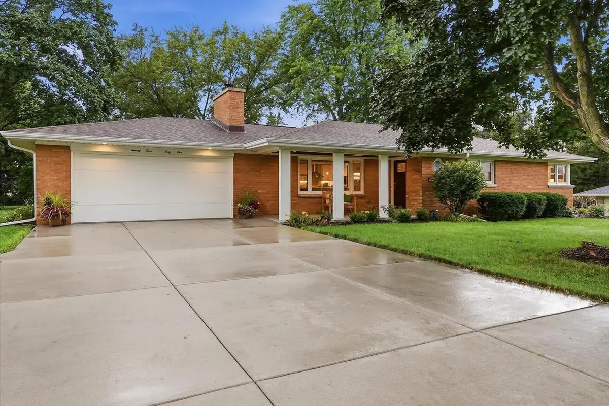 2445 Buena Vista DRIVE, Brookfield, WI 53045 - #1