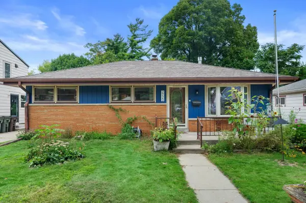 2720 E Elizabeth AVENUE, Saint Francis, WI 53235