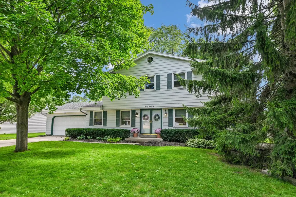 8021 W Cascade DRIVE, Franklin, WI 53132 - #1