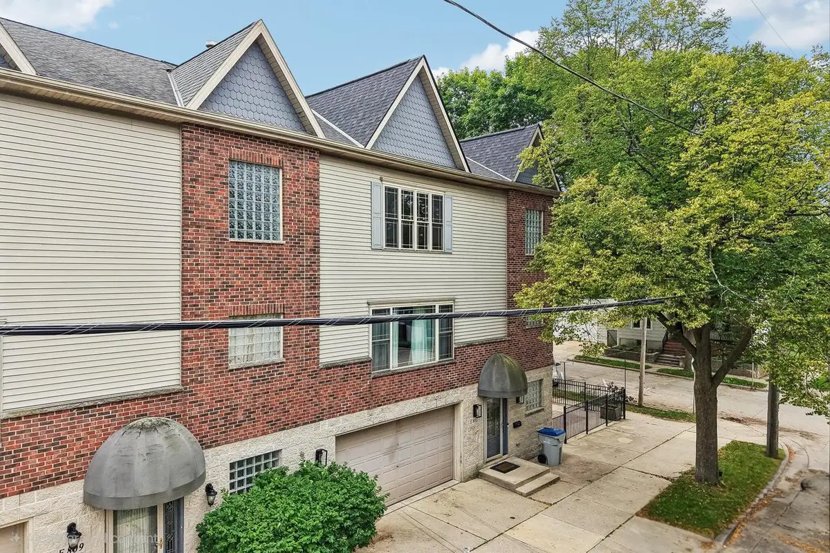 805 E Pearson STREET, Milwaukee, WI 53202 - #1