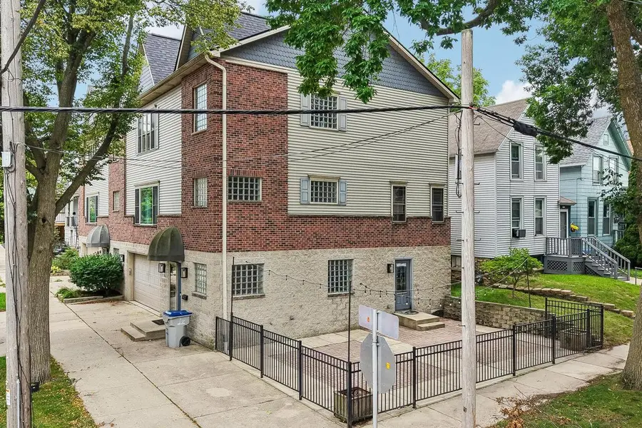 805 E Pearson STREET, Milwaukee, WI 53202 - #2