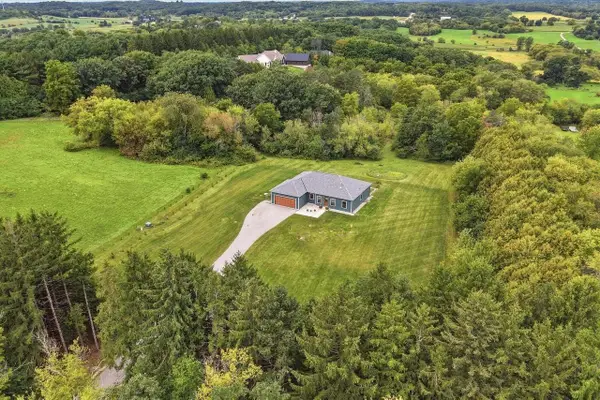 W290S6625 Holiday ROAD, Waukesha, WI 53189