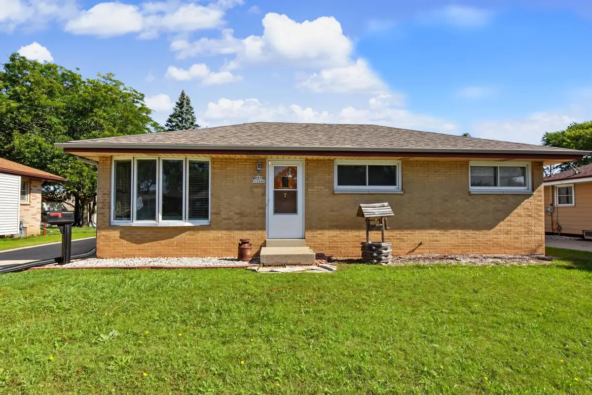 N89W15240 Jefferson AVENUE, Menomonee Falls, WI 53051 - #1