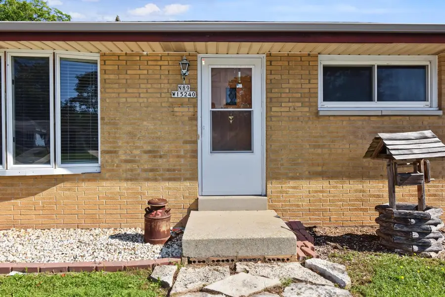 N89W15240 Jefferson AVENUE, Menomonee Falls, WI 53051 - #2