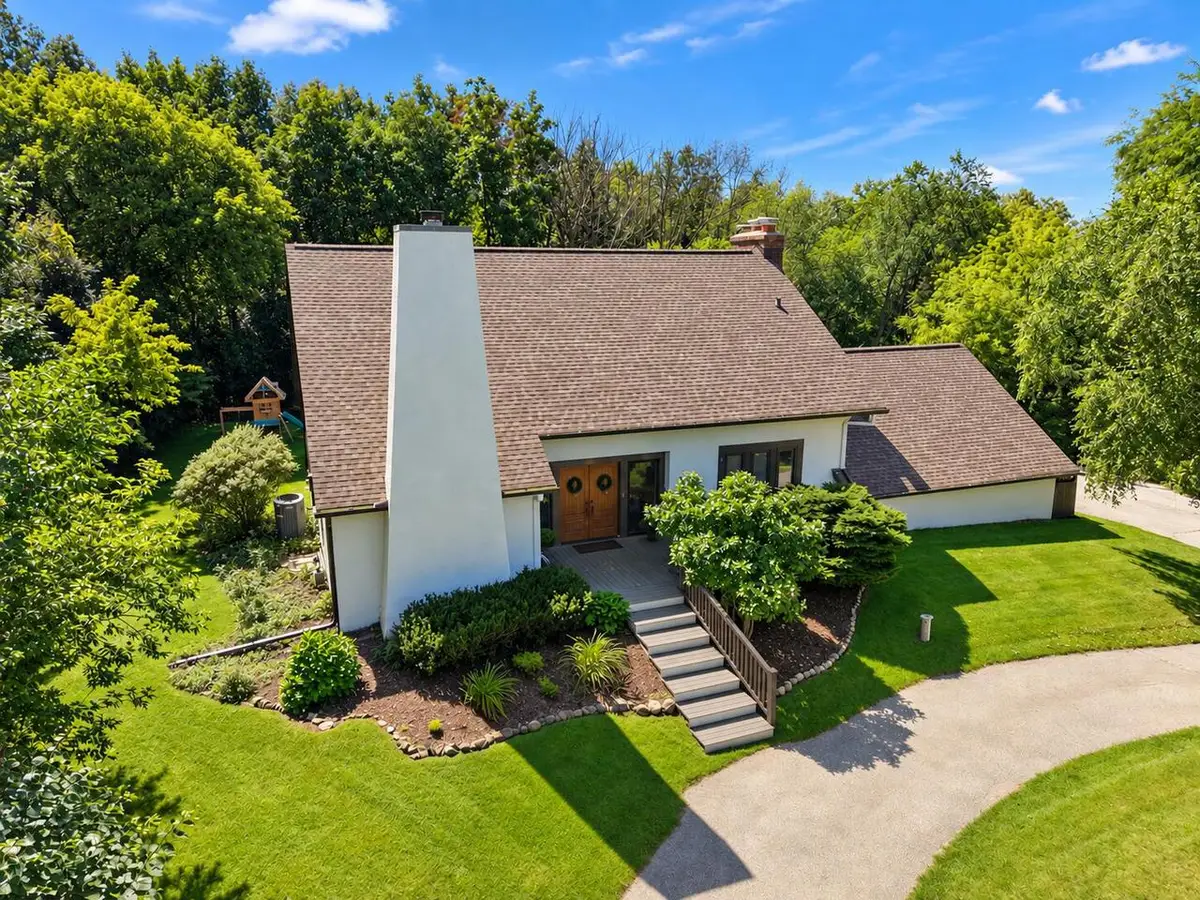 N63W29813 Woodfield COURT, Hartland, WI 53029 - #1