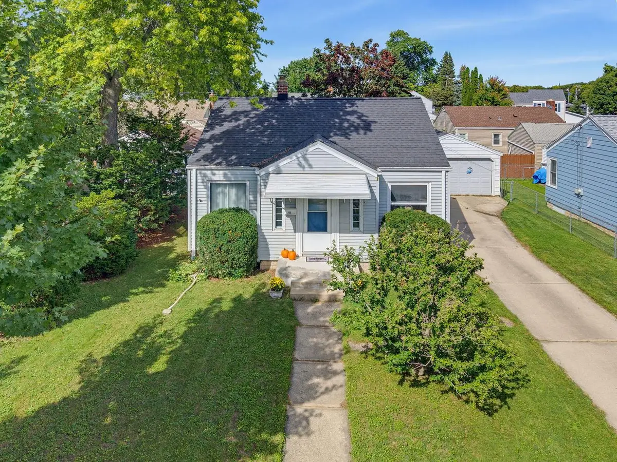325 E Gauer CIRCLE, Milwaukee, WI 53207 - #1