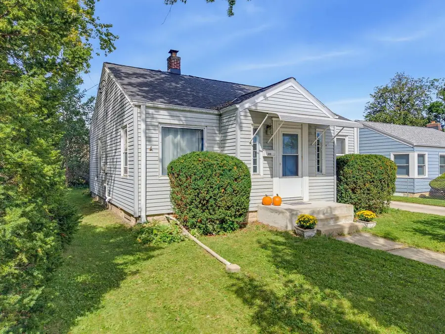 325 E Gauer CIRCLE, Milwaukee, WI 53207 - #2