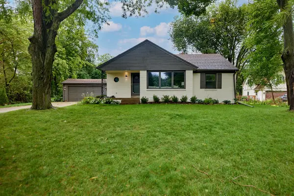 825 Circle DRIVE, Elm Grove, WI 53122