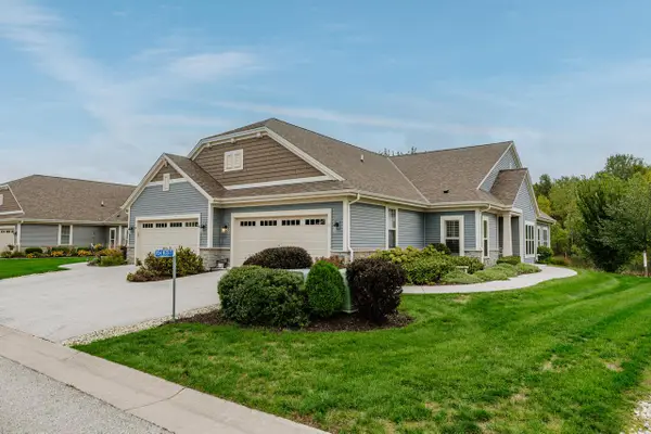 N54W35177 Coastal AVENUE #40-2, Oconomowoc, WI 53066