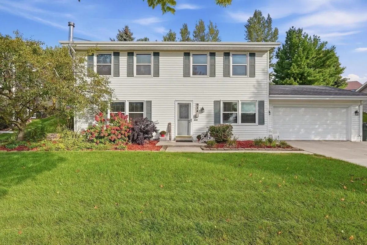 914 Kings Ridge COURT W, West Bend, WI 53090 - #1