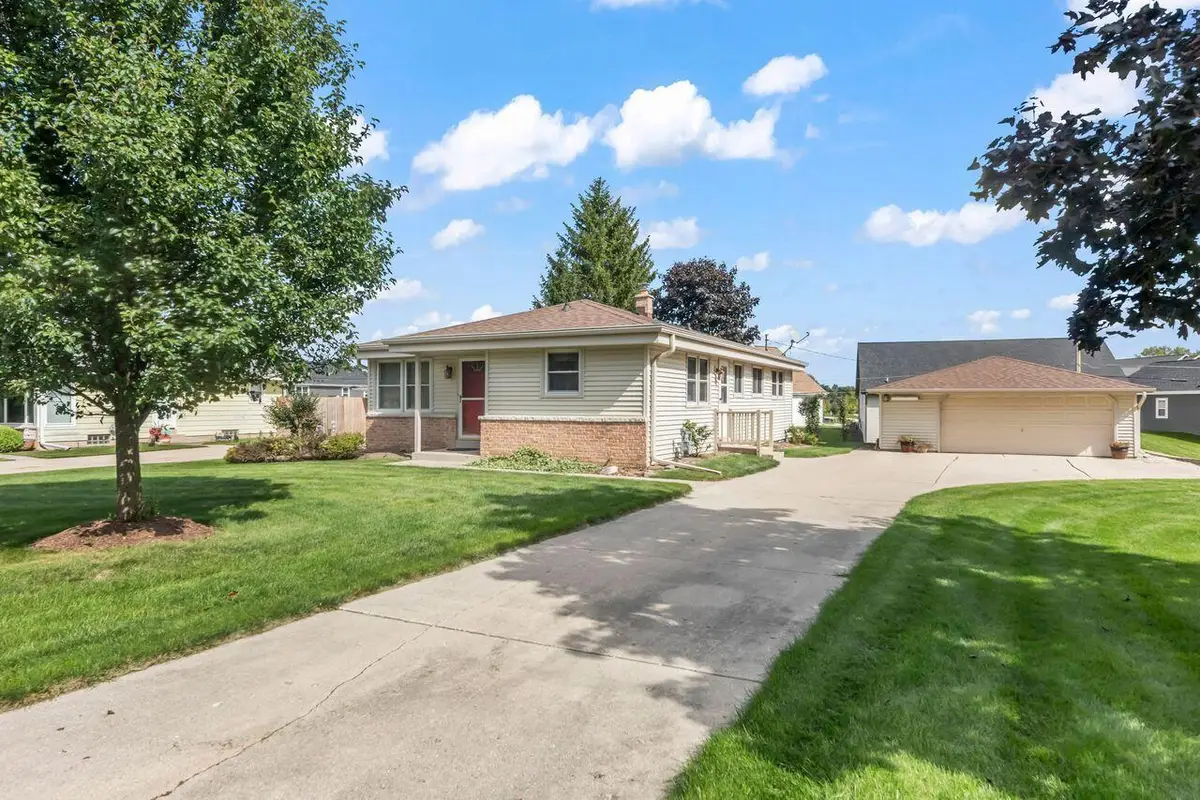 314 Sunset DRIVE, Pewaukee, WI 53072 - #1