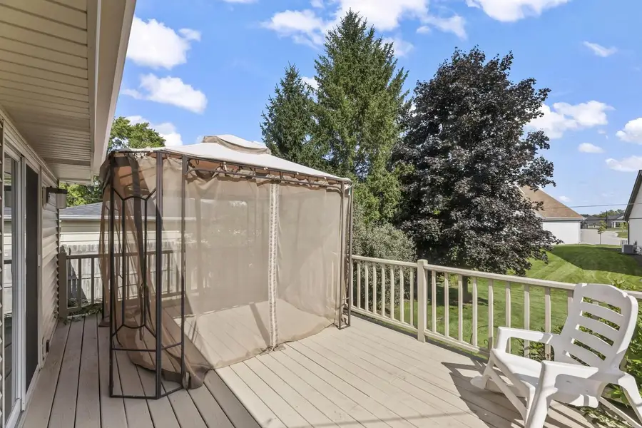 314 Sunset DRIVE, Pewaukee, WI 53072 - #3