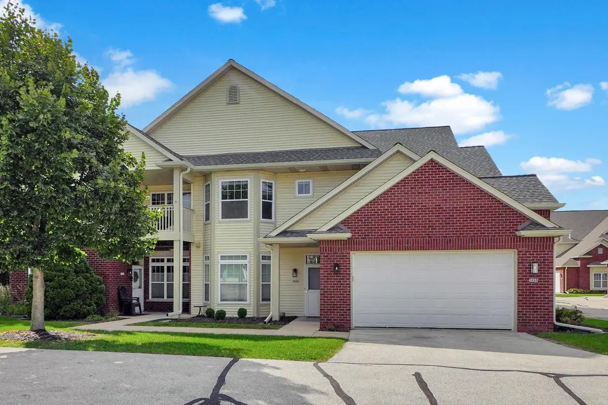 586 Grandview COURT #B, Pewaukee, WI 53072 - #1