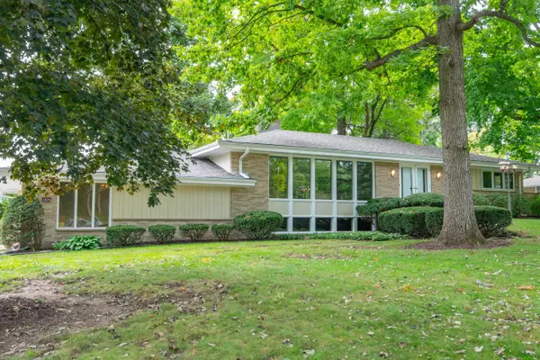 18175 Redvere DRIVE, Brookfield, WI 53045