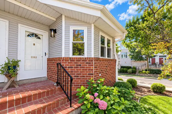2562 N Farwell AVENUE, Milwaukee, WI 53211