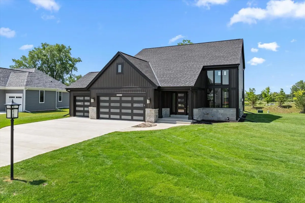 W251N2385 Valleyview CIRCLE, Pewaukee, WI 53072 - #1
