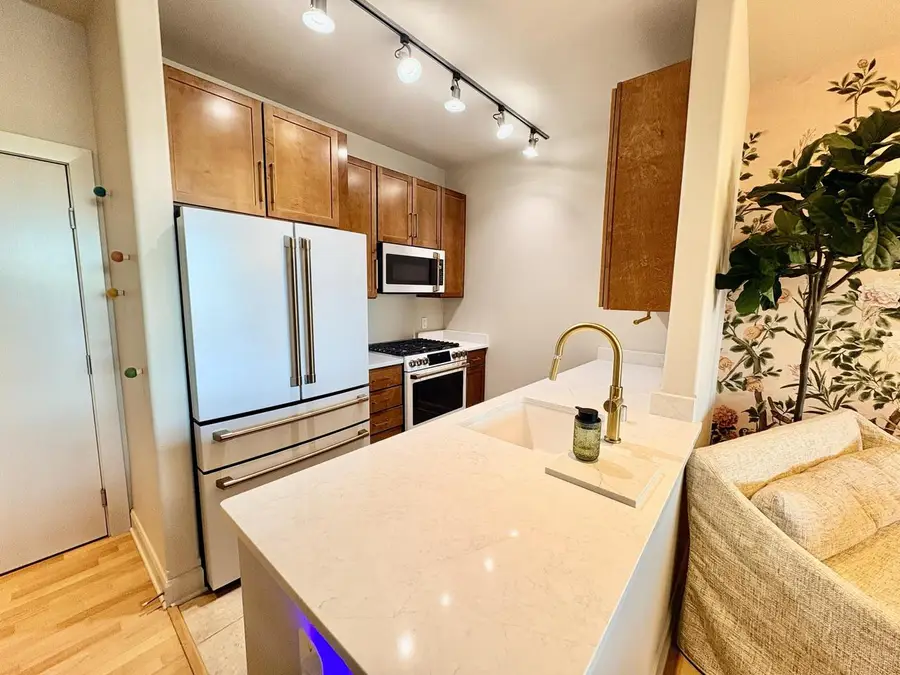 1550 E Royall PLACE #410, Milwaukee, WI 53202 - #2