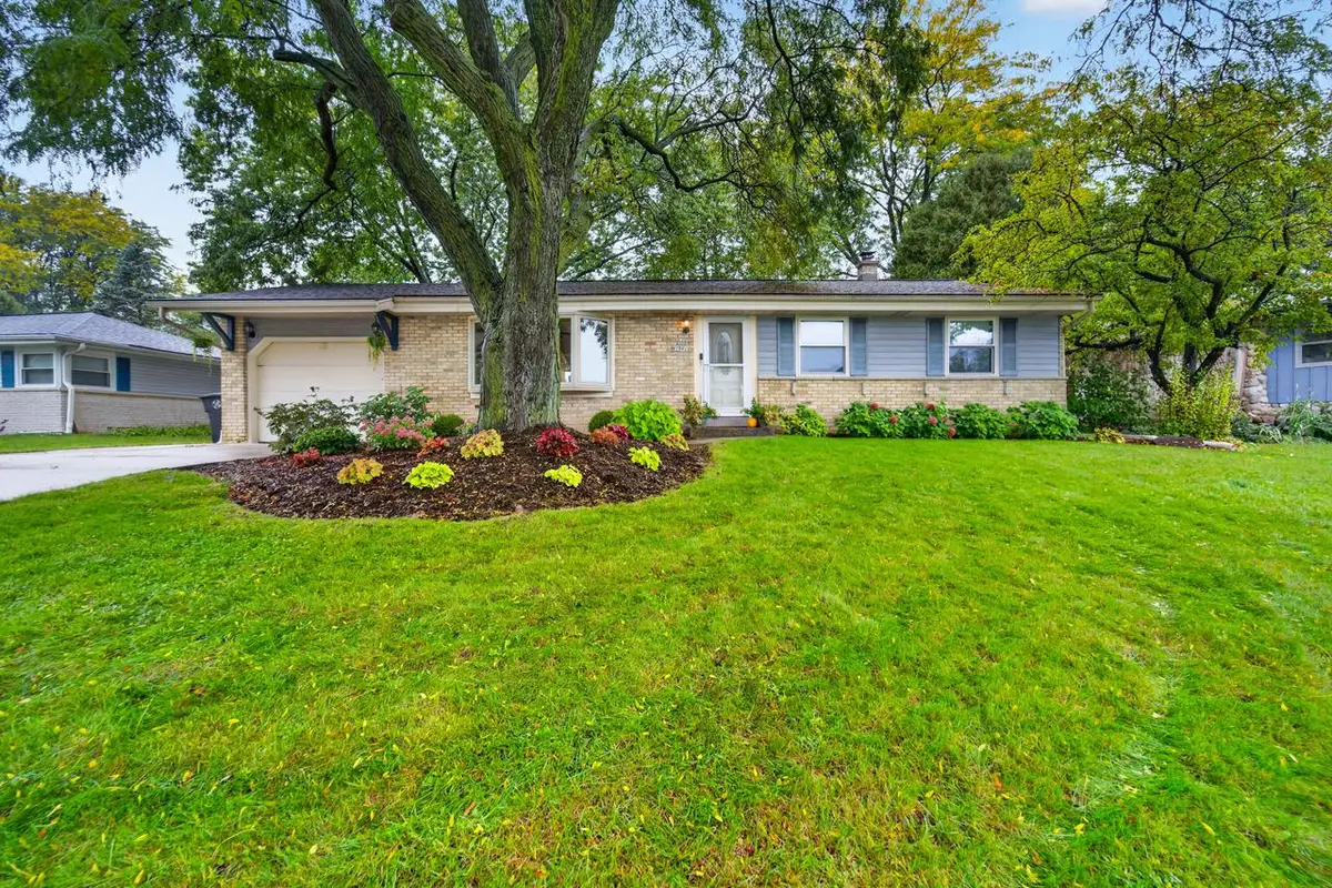 N88W17022 Elmwood DRIVE, Menomonee Falls, WI 53051 - #1