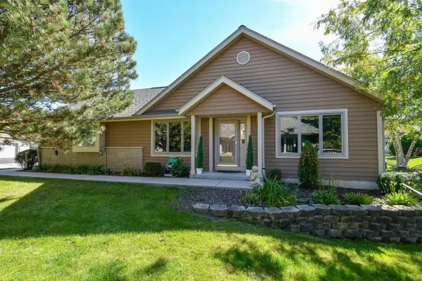 N24W24045 Brandon Oaks DRIVE #B, Pewaukee, WI 53072