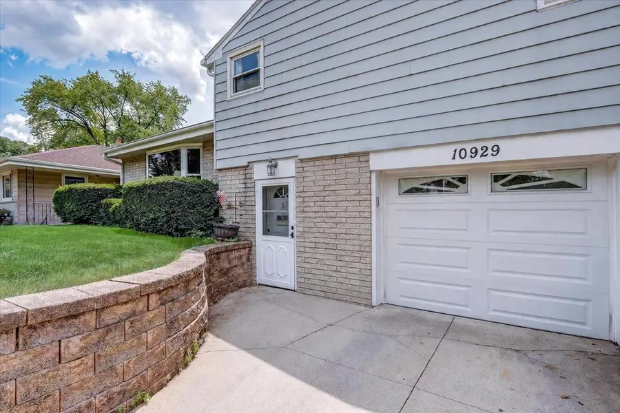 10929 W Harvard LANE, Wauwatosa, WI 53226 - #2
