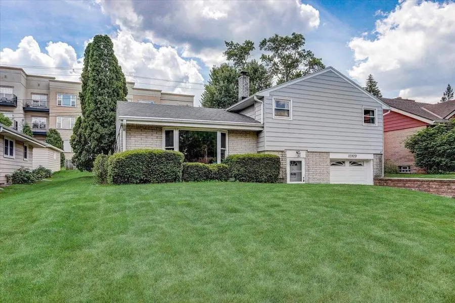 10929 W Harvard LANE, Wauwatosa, WI 53226 - #3