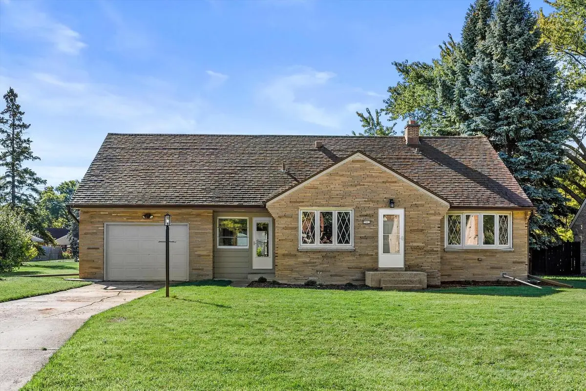 7921 W Whitaker AVENUE, Greenfield, WI 53220 - #1