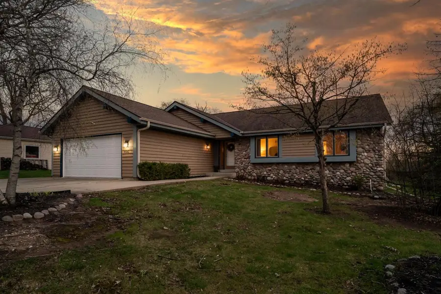 9541 W Ruby AVENUE, Wauwatosa, WI 53225 - #2