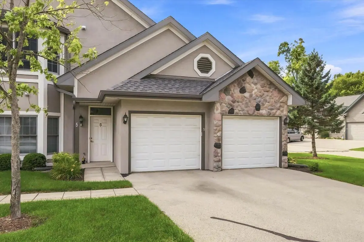 N30W23082 Pineview WAY #5, Pewaukee, WI 53072 - #1