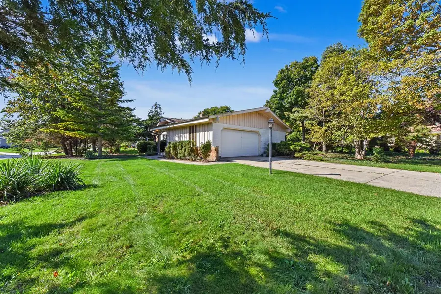 14870 W Kingsway DRIVE, New Berlin, WI 53151 - #3