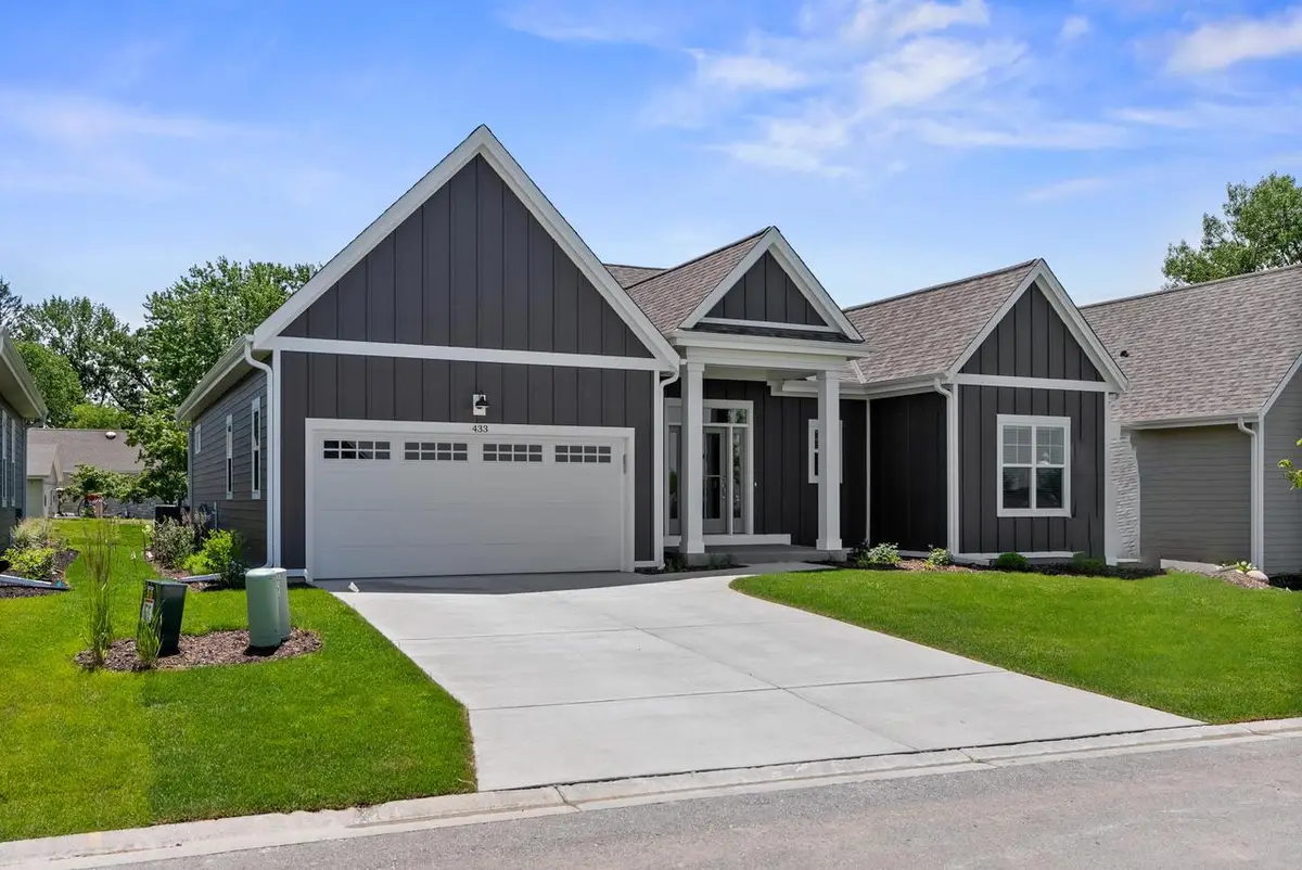 343 Sandy CIRCLE, Pewaukee, WI 53072 - #1
