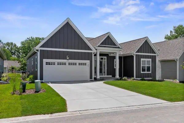 343 Sandy CIRCLE, Pewaukee, WI 53072
