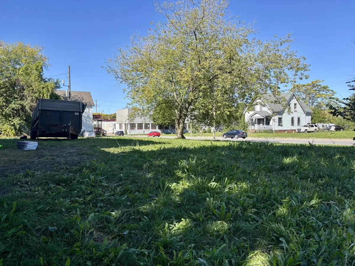 3075 N 29TH STREET, Milwaukee, WI 53210 - #1