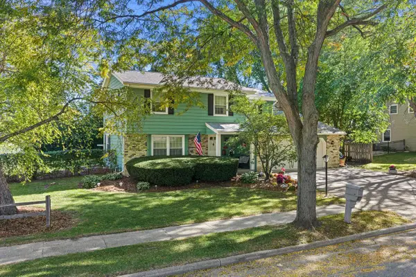 1001 Canterbury LANE, Waukesha, WI 53188