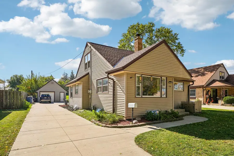 2529 W Bolivar AVENUE, Milwaukee, WI 53221 - #3