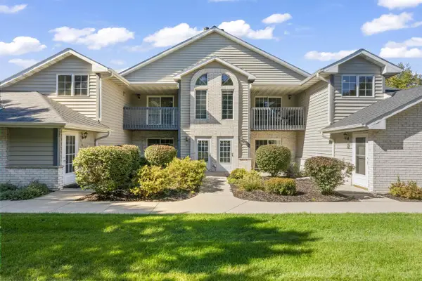 W240N2566 E Parkway Meadow CIRCLE #5, Pewaukee, WI 53072