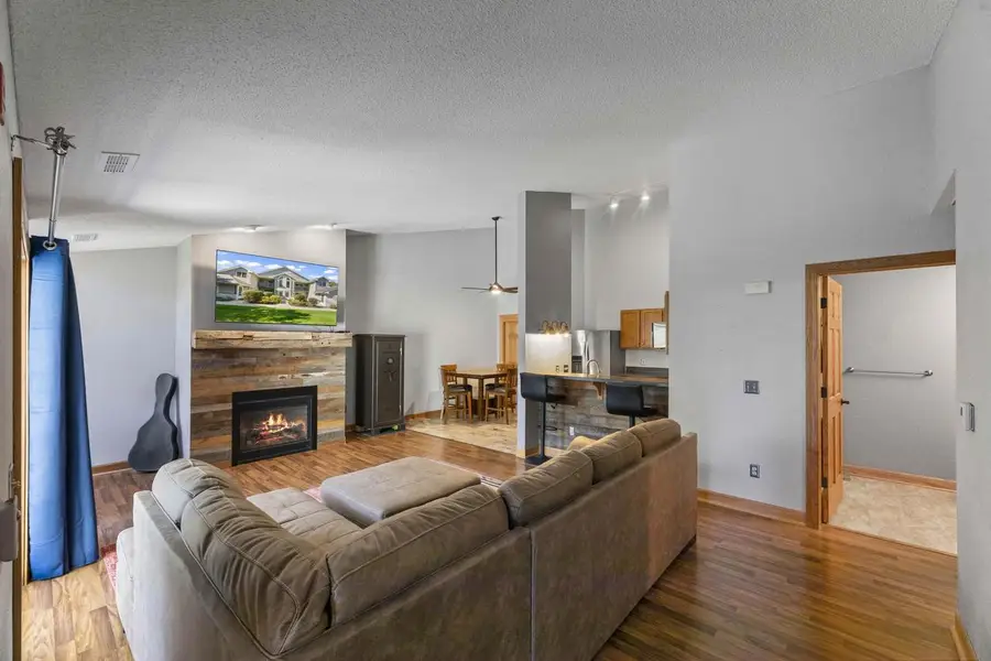 W240N2566 E Parkway Meadow CIRCLE #5, Pewaukee, WI 53072 - #3