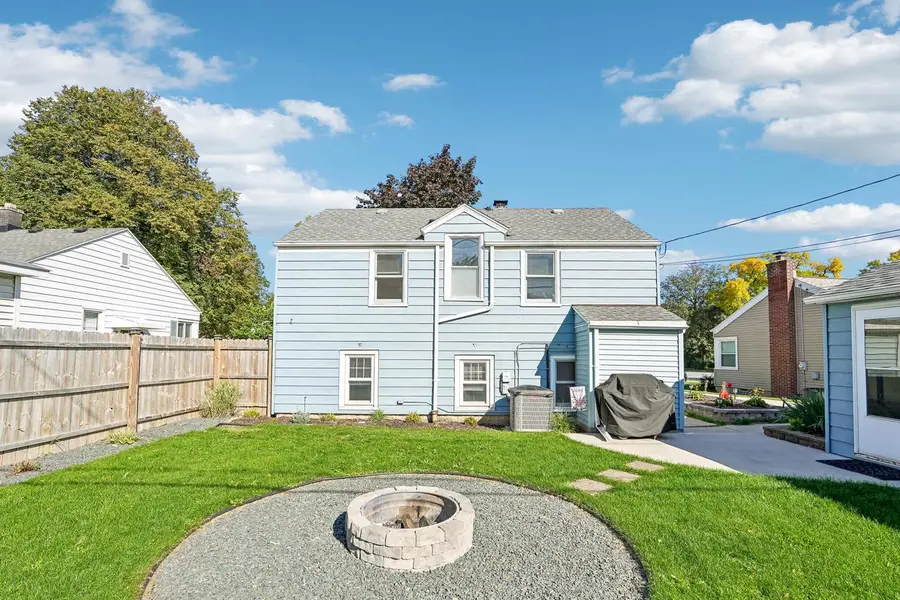 329 E Gauer CIRCLE, Milwaukee, WI 53207 - #2