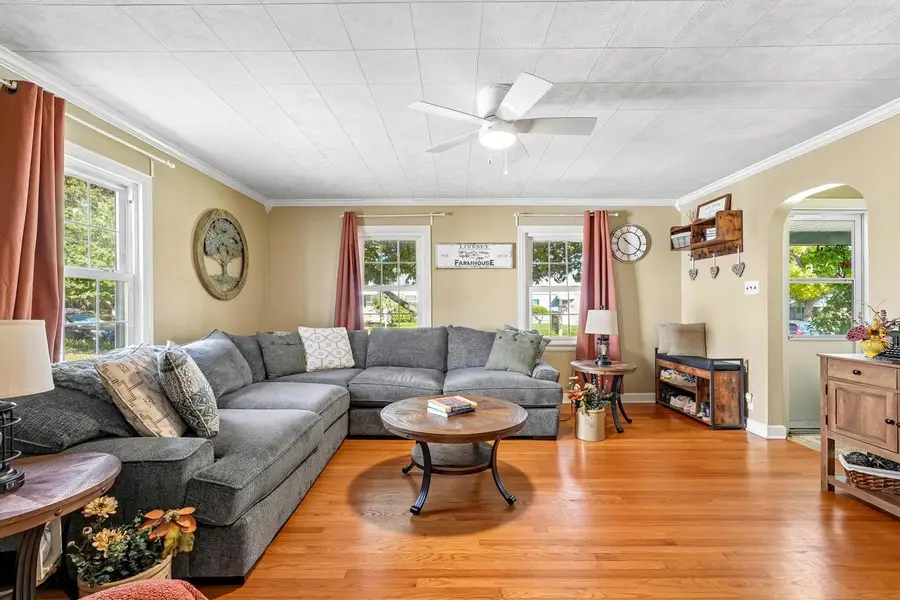 329 E Gauer CIRCLE, Milwaukee, WI 53207 - #3