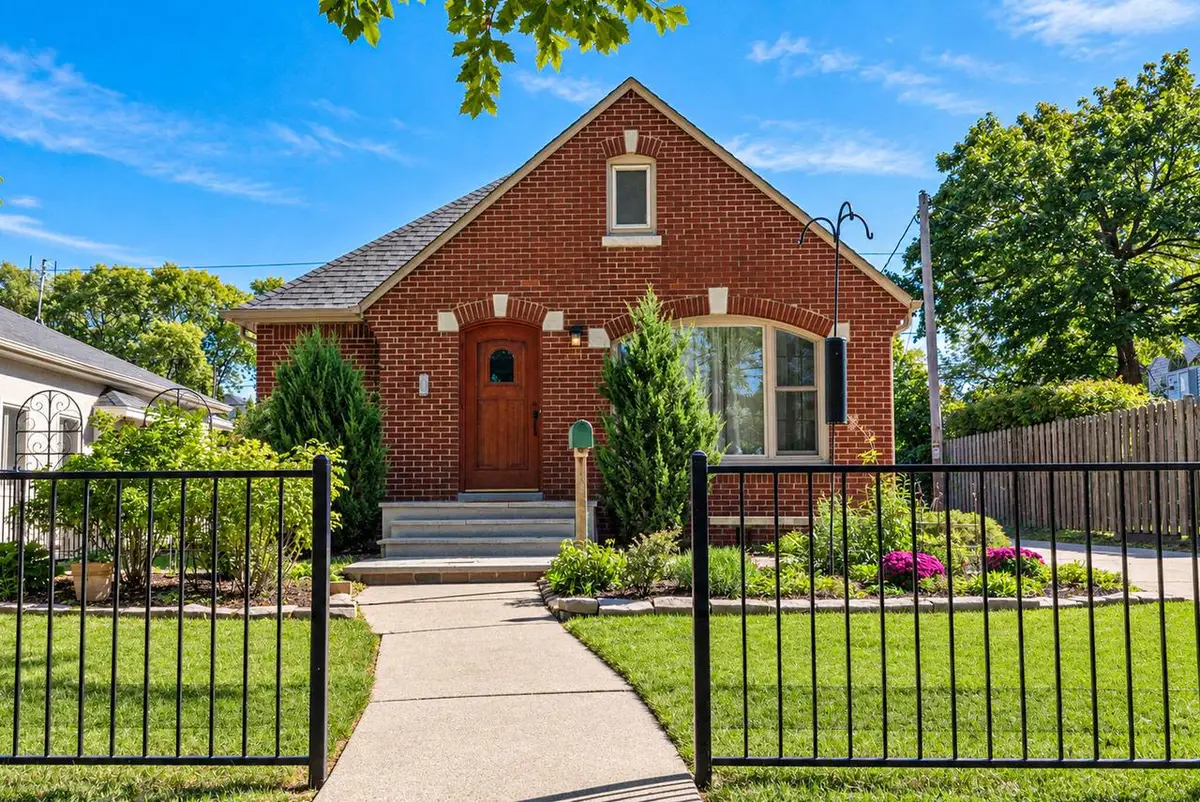 4914 N Newhall STREET, Whitefish Bay, WI 53217 - #1