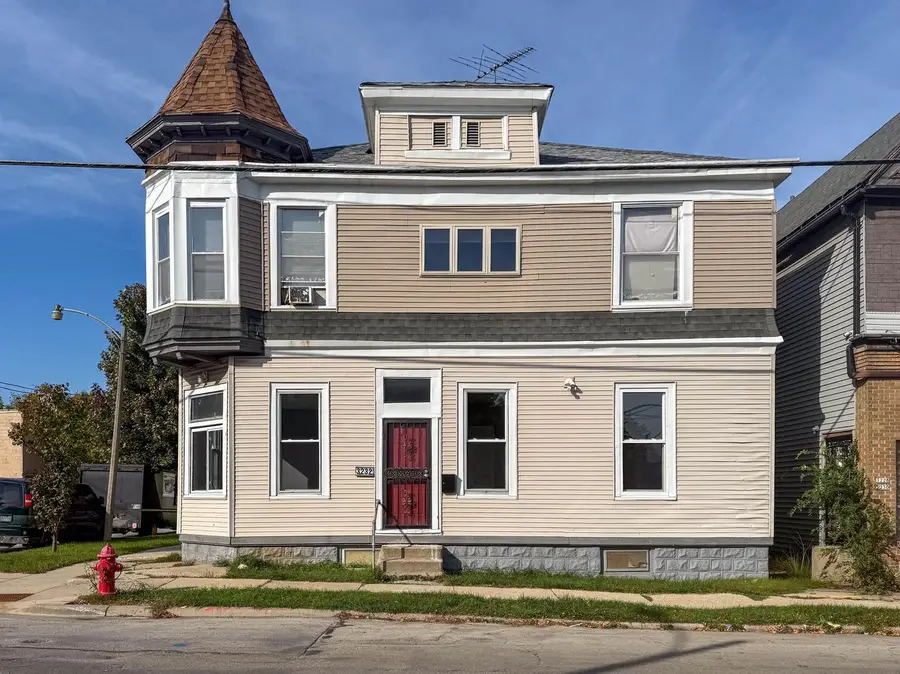 3232 W Cameron AVENUE, Milwaukee, WI 53209 - #3