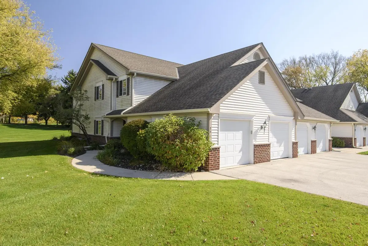 652 Pewaukee ROAD #E, Pewaukee, WI 53072 - #1