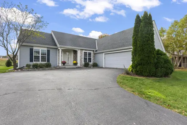 N56W35151 Pondview LANE, Oconomowoc, WI 53066
